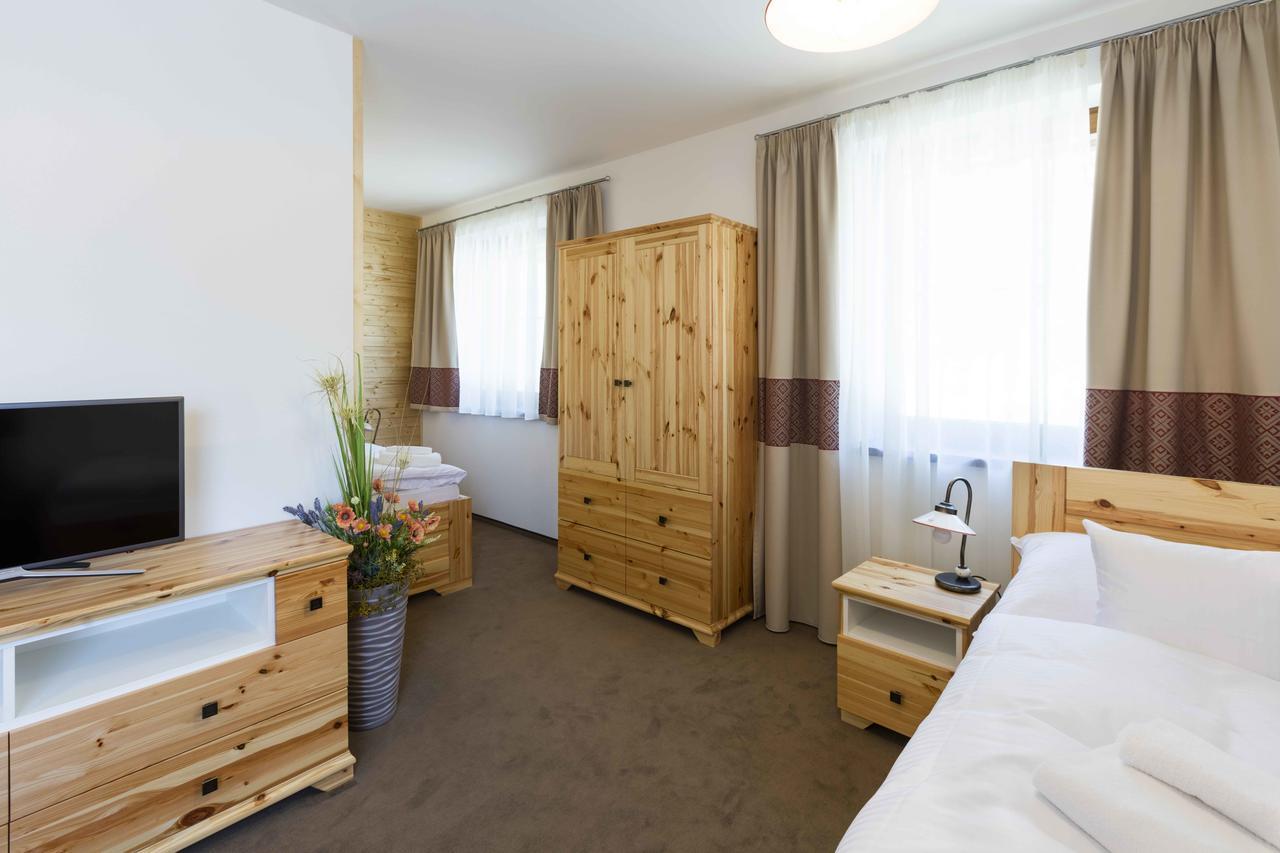 Rezort Gothal Apartmany A Penziony 多纳瓦利 外观 照片